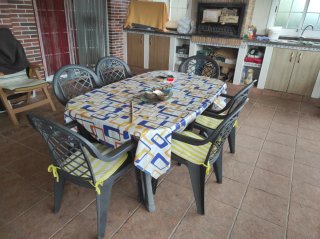 Mesa de terraza y 6 sillas de plástico