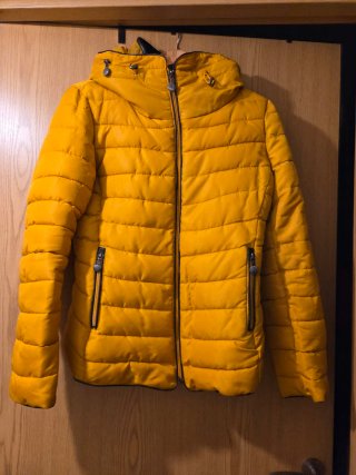 Plumífero amarillo de mujer