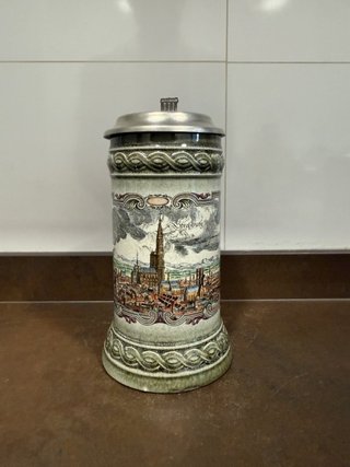 Jarra souvenir de Estrasburgo con tapa de peltre
