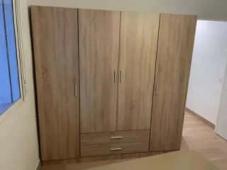 Armario de madera de 4 puertas