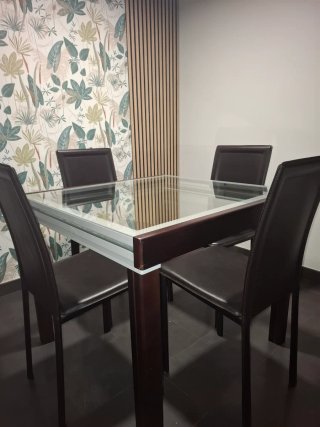Mesa de 90x90 con 4 sillas