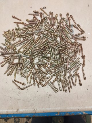 Lote de tornillos y pilaretes elevadores