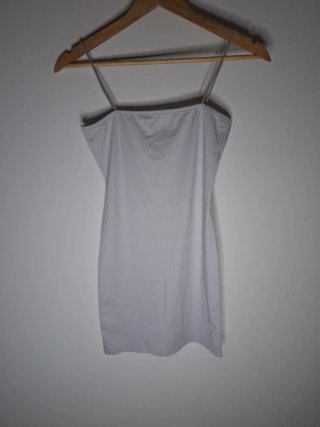 Vestido corto gris de tirantes