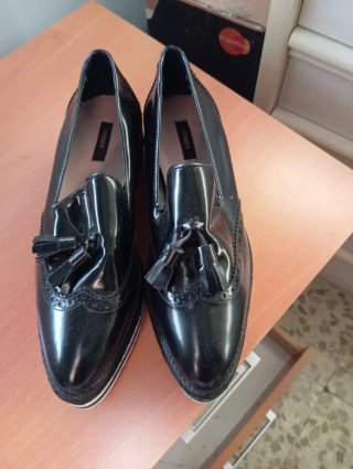 Mocasines Uterqüe Piel Negros charol Talla 40