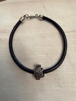 Pulseras de cuero negro con abalorio