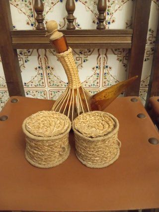 Porrón y dos serillos o serones pequeños