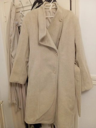 Abrigo de paño beige