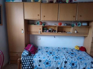 Habitación Juvenil con Armario y Estanterías