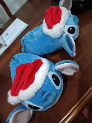 Pantuflas de Stitch con gorro navideño Talla 32/33