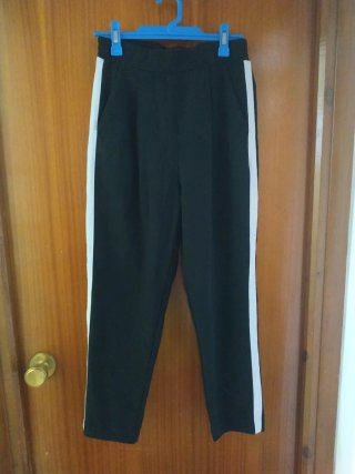 Pantalón de chándal negro con bandas laterales