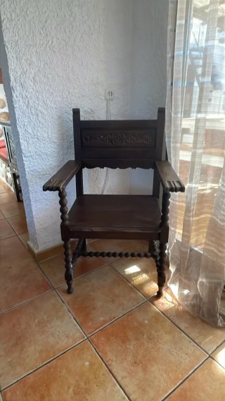 Silla de madera rústica
