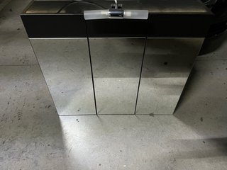Camerino de baño con espejo y lámpara