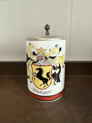 Jarra heráldica con el escudo de Stuttgart
