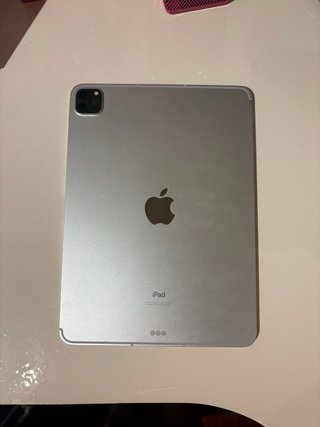 IPAD PRO 11 (3ª Gen) con teclado Apple original.