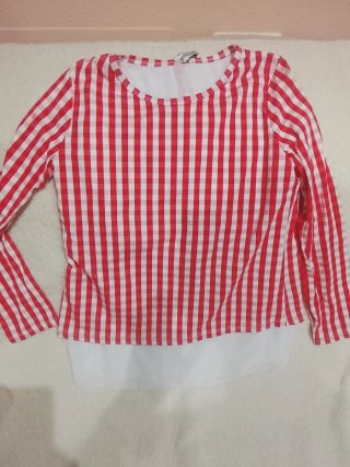 Blusa de cuadros rojos y blancos