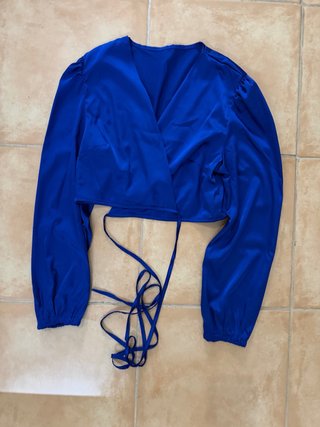 Crop top cruzado azul.