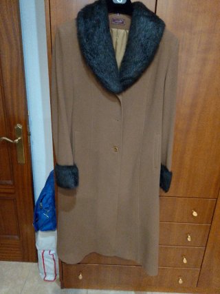 Abrigo largo de paño con detalles de pelo
