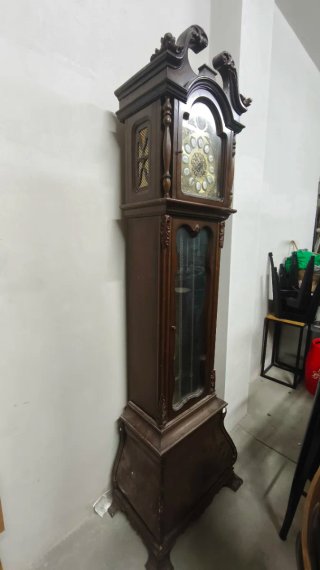 Reloj de pie antiguo de madera