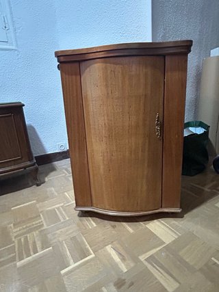 Máquina de coser antigua en mueble de madera