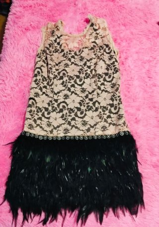 Vestido de fiesta con encaje y plumas