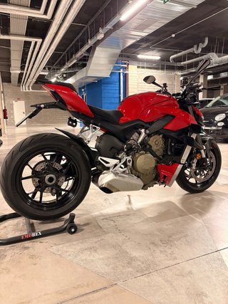 Ducati Streetfighter V4 Roja