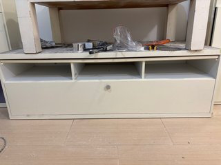 Mueble de televisión blanco