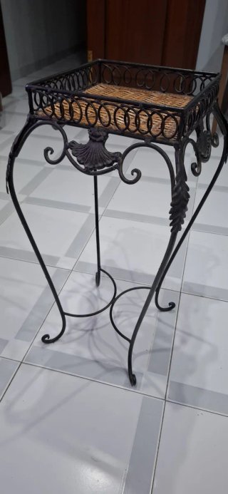 Soporte de Hierro Forjado y Mimbre