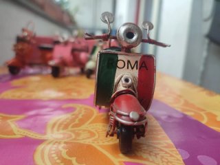 Modellino Vespa in ferro artigianale