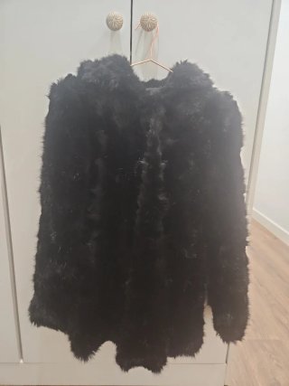 Abrigo de pelo sintético negro con capucha