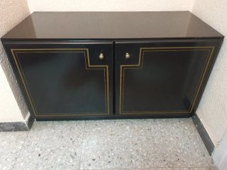 Mueble recibidor negro con detalles dorados