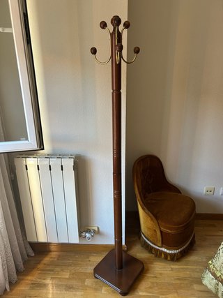 Perchero de pie de madera