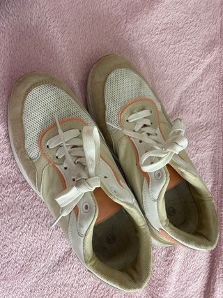 Zapatillas Deportivas Beige y Blancas Talla 38