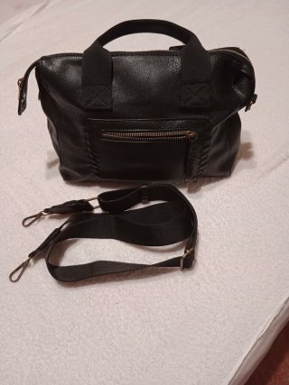Bolso Negro con Correa Ajustable