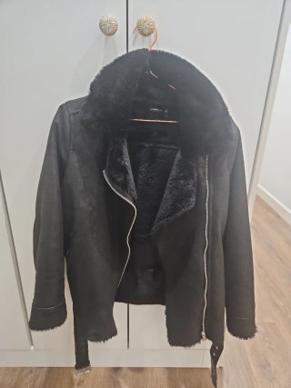 Chaqueta Negra con Interior de Pelo