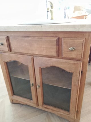 Mueble de baño con lavabo y grifería