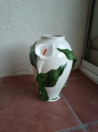 Jarrón de cerámica pintado a mano