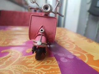 Modellino Vespa in ferro rosa