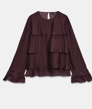 Camisa de volantes color vino.