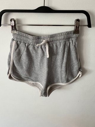 Shorts deportivos grises