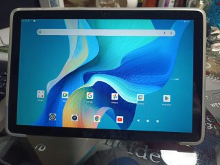Tablet Teclast con accessori.