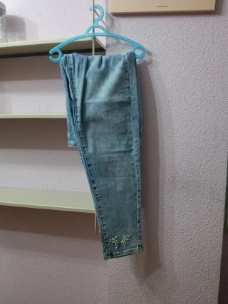 Pantalón Vaquero Azul con Detalles