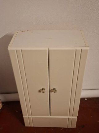 Armario pequeño de madera
