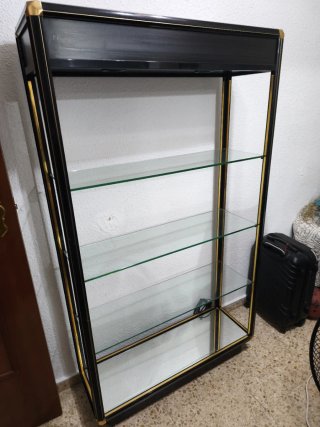 Estantería de vidrio con luces incorporado