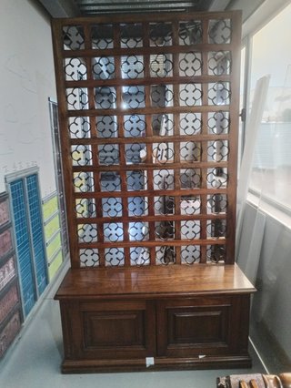 Mueble Rústico con Celosía de Hierro