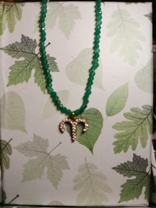 Pulsera elástica con piedras verdes y signo Aries