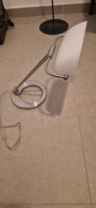 Lámpara de mesa metálica