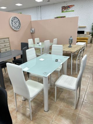 Mesa moderna - 4 Sillas Acolchadas