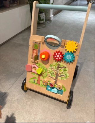 Correpasillos de madera con actividades
