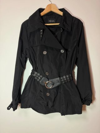 Gabardina negra Tally Moda con cinturón