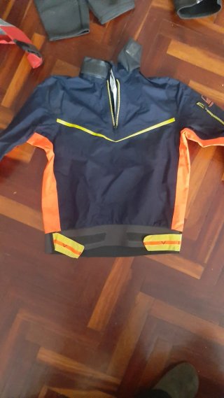 Cortavientos de Vela Azul y Naranja. Talla 12